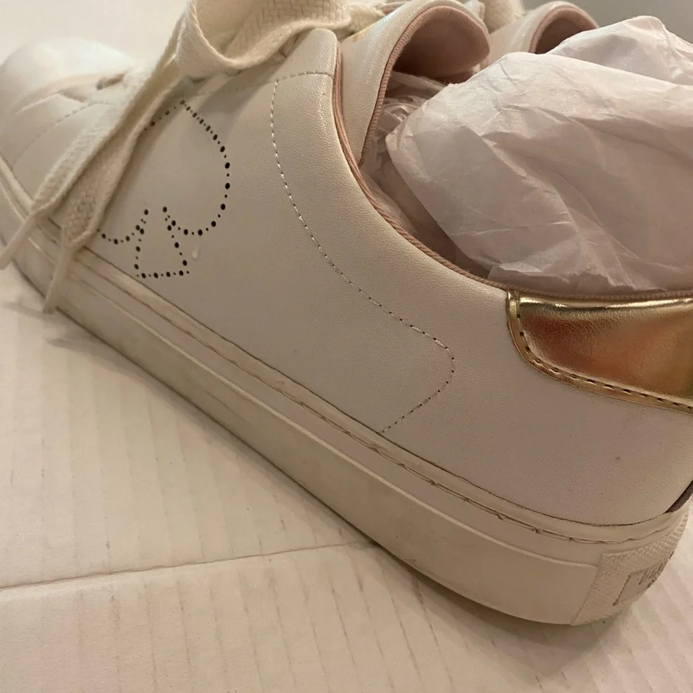 Kate Spade Women’s Nappa White Leather Sneakers Lace Up size 8.5 used in box